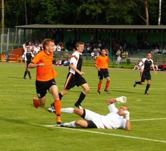 Bramkarz Mateusz Mika (biały strój) z Orła Psary dwa tygodnie temu zagrał przeciw Ruchowi w lidze. Wczoraj już trenował z naszym zespołem. Z lewej napastnik Ruchu Roland Buchała.