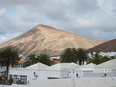 Jak większośc miejscowości na Lanzarote nad miejscowością góruje wulkan