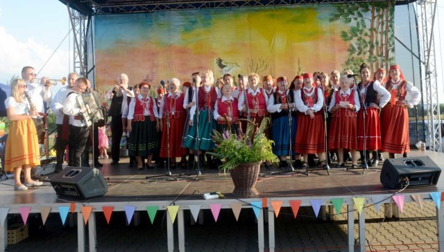 Niedługo po oficjalnym otwarciu festynu życiem zaczęła tętnić także i piknikowa scena. Swoje umiejętności muzyczne i wokalne zaprezentowali lokalni artyści.