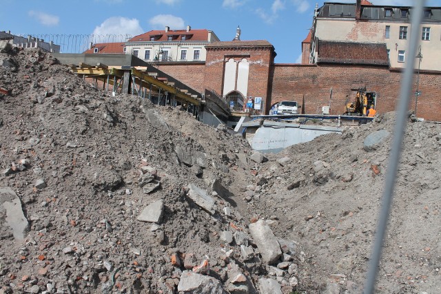 Fundamenty zostały znalezione w wykopie, który powstał na prawo od pawilonu.