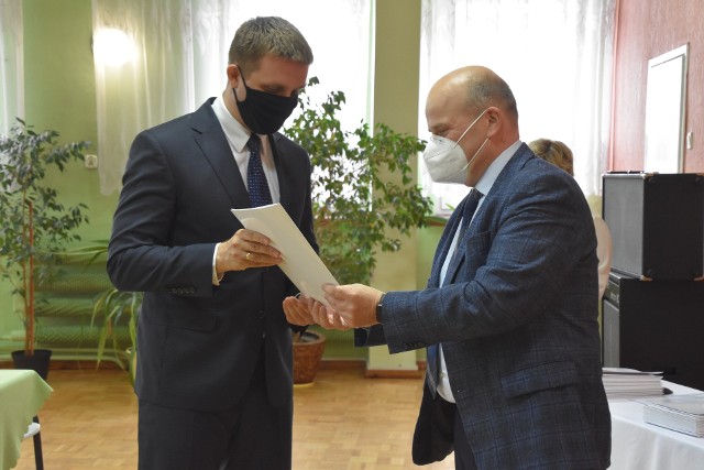 Rafał Szweda, dyrektor "Gastronomika" odebrał od Macieja Glamowskiego nagrodę prezydenta miasta