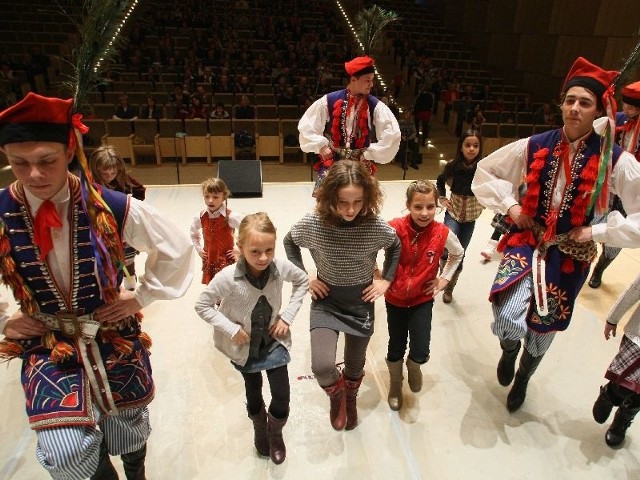 Dzieci uczyły się podstawowych kroków krakowiaka pod czujnym okiem profesjonalistów z Zespołu Pieśni i Tańca Kielce. 