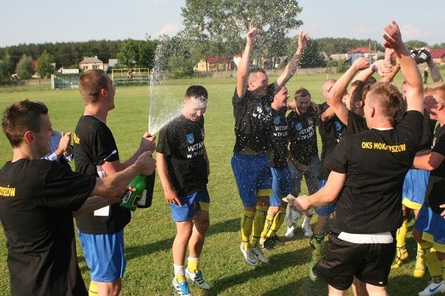 Radość skąpanych po meczu w szampanie piłkarzy z tarnobrzeskiego Mokrzyszowa.