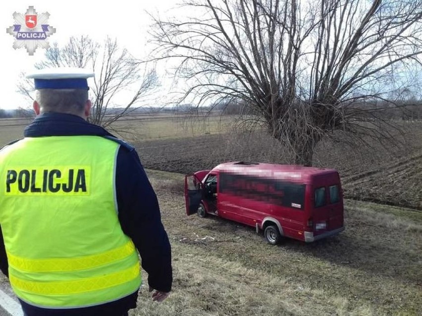 W Gołębiu bus z 13 pasażerami wypadł z drogi. Dwie osoby pozostaną w szpitalu (FOTO)