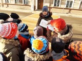 „Tucholskie gzuby” spacerkiem po Tucholi, czyli dzieci z kółka regionalnego w SP nr 1 zasłuchane w opowieściach o Tucholi  