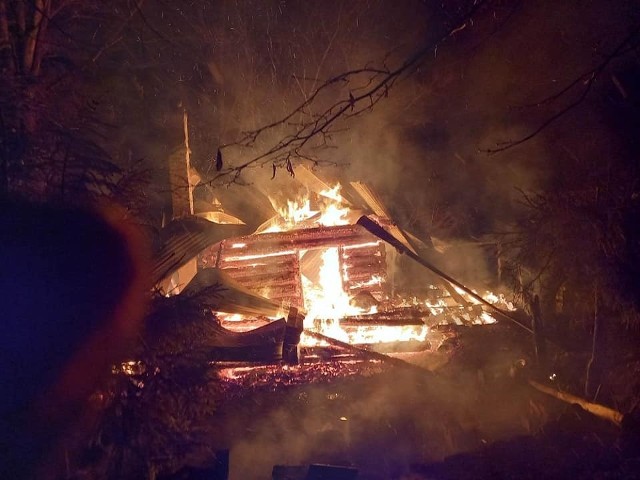 Pożar domku letniskowego w Ochotnicy Dolnej. Strażakom nie udało się uratować budynku