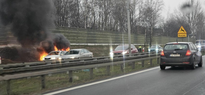Na trasie S86 z Katowic do Sosnowca samochód stanął w ogniu...
