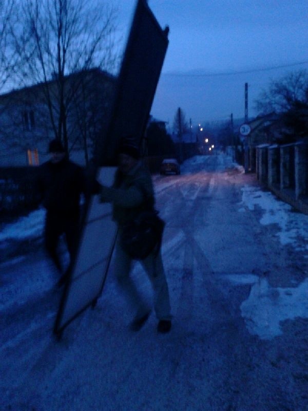 Mężczyzna spacerujący po Starachowicach z pokaźną bramą od razu zwrócił uwagę patrolu Straży Miejskiej.