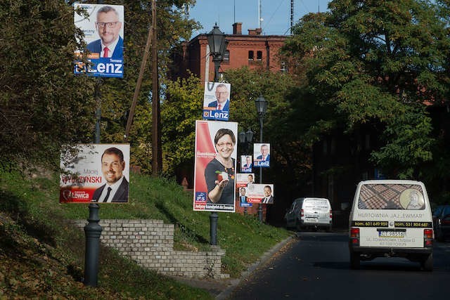 Plakaty wyborcze na Woli Zamkowej  w Toruniu wiszą praktycznie na słupach wszystkich latarni