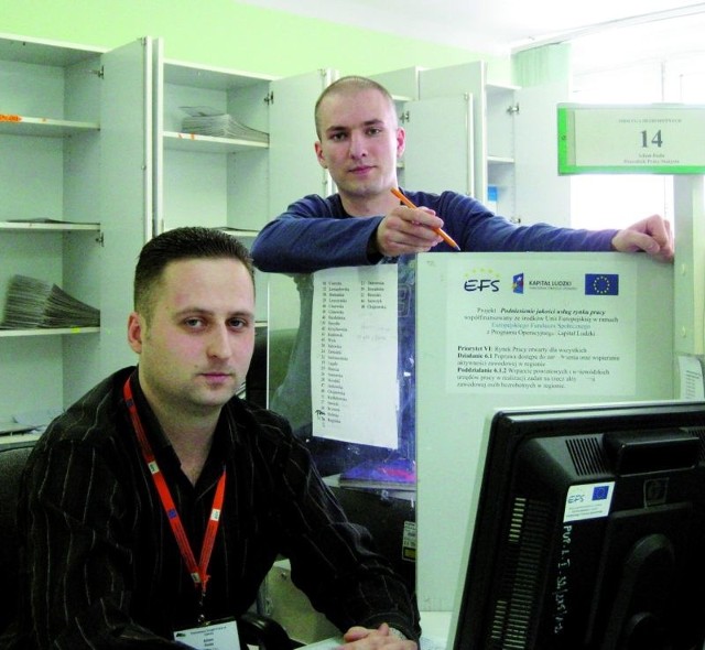 - Naszą pracę finansuje EFS - mówią Adam Duda i Daniel Włodkowski, obsługujący klientów w Urzędzie Pracy w Łomży