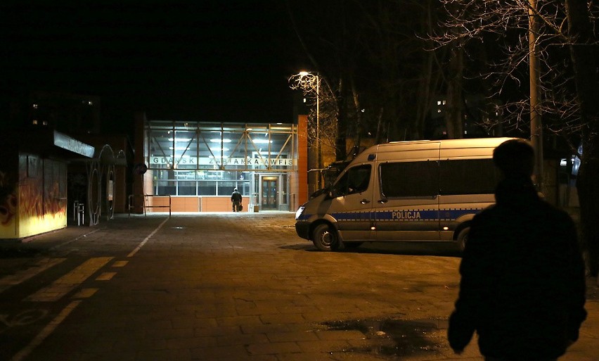Kilkudziesięcioosobowa grupa napadła na pociąg relacji Elbląg-Gdynia. Pięć osób rannych [FILM]