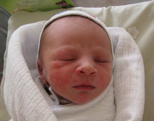 Aleksander urodził się 27 marca, ważył 3070 g i mierzył 53 cm. To trzecia pociecha Sylwii i Rafała Pogorzelskich z Wyszkowa. Z narodzin brata cieszyła się 7-letnia Amelia i 5-letnia Adrianna