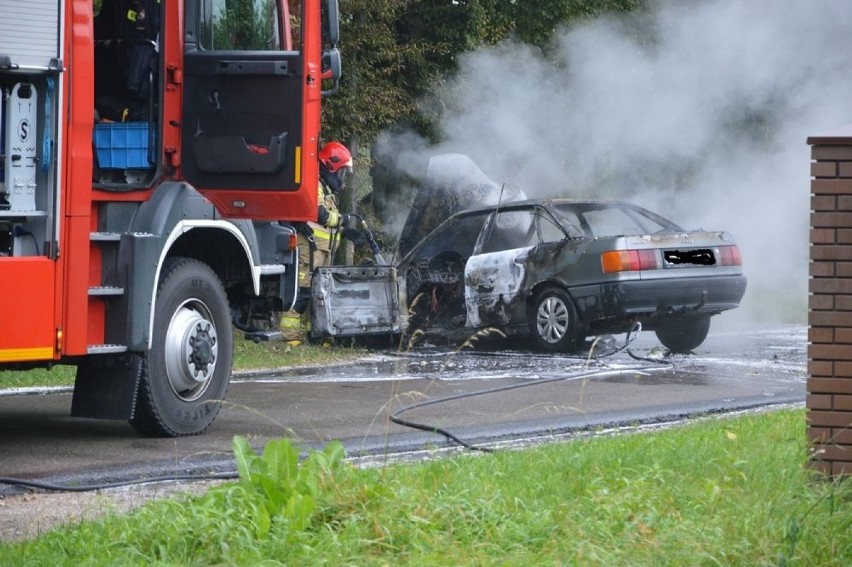 Groźny wypadek pod Skierniewicami. Auto stanęło w płomieniach. Ranny 5-letni chłopiec i jego ojciec ZDJĘCIA