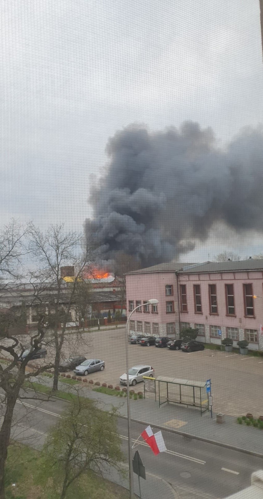 Pożar hali na terenie ERG w Dąbrowie Górniczej.  Ogień...