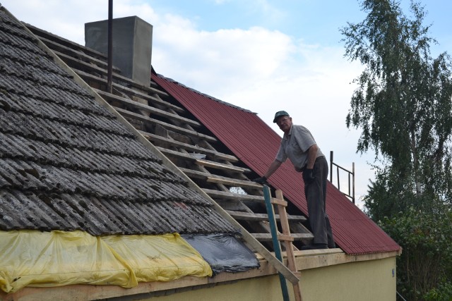 Jedziemy do Dziedzinka. Wędrujemy po zalanych polach. Brodzimy po kostki w błocie. Docieramy do jednego z rowów, potem na mostek, obok którego też zalane pola, i do drugiego mostku w centrum Dziedzinka. Do jeziorka, w którym woda podniosła się ponoć  o 1,5 m nie udało się. Przeczytaj także: Pomóżcie mu! Niech ten chory człowiek nas nie terroryzuje!Wokół połamane i powyrywane drzewa, zniszczone lasy. Bo nawałnica 11 sierpnia dała Dziedzinkowi solidnie w kość. We wsi widać sporo pokrytych plandekami dachów domów mieszkalnych i inwentarskich. Jedna z rodzin mieszka w świetlicy. Czeka na pozwolenie na odbudowę domu.).   Z Dziedzinka blisko do równie zniszczonej Huty i do Krówki - rzeki, z którą łączy się Lucimka. Wysoki stan wody w Krówce nie pozwala odprowadzić wód Lucimce. Na szczęście od kilku dni Krówka jest już „odkorkowana”. Ale  niewiele to dało Lucimce. Wideo: Info z Polski 21.09.2017