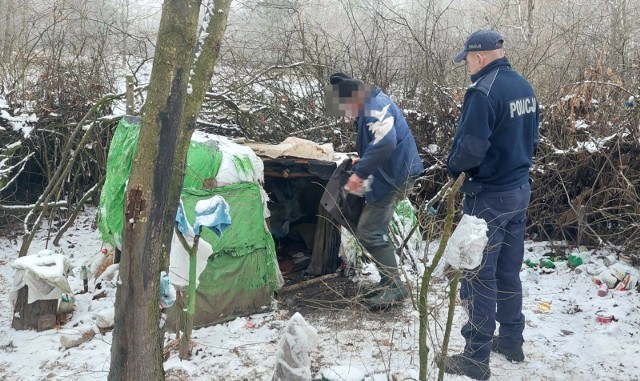 O tym, że mężczyźnie grozi wychłodzenie, poinformowali policję czujni mieszkańcy powiatu golubsko-dobrzyńskiego.
