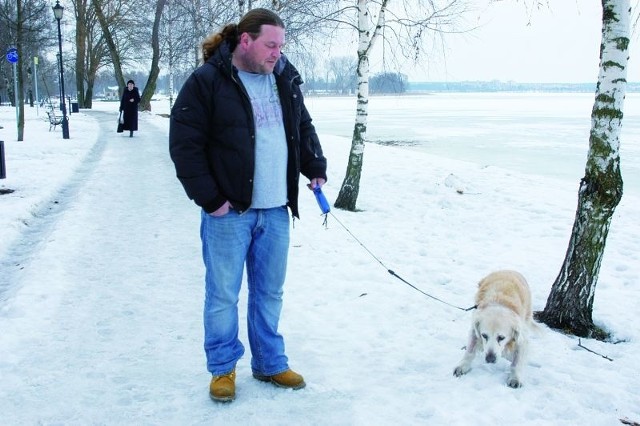 Ten mój staruszek nie jest już w stanie nikogo ugryźć. Zresztą, golden retrievery są bardzo spokojne. A pies musi gdzieś się wybiegać i załatwić swoje potrzeby &#8211; mówi ełczanin Krzysztof Łoniewski.