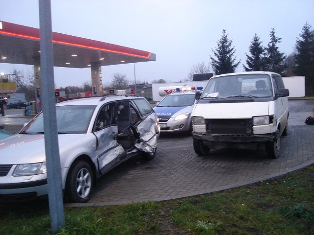 W wyniku kolizji uszkodzone zostały dwa volkswageny