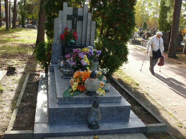 Grób pierwszego stalowowolskiego proboszcza księdza Józefa Skoczyńskiego na cmentarzu komunalnym.