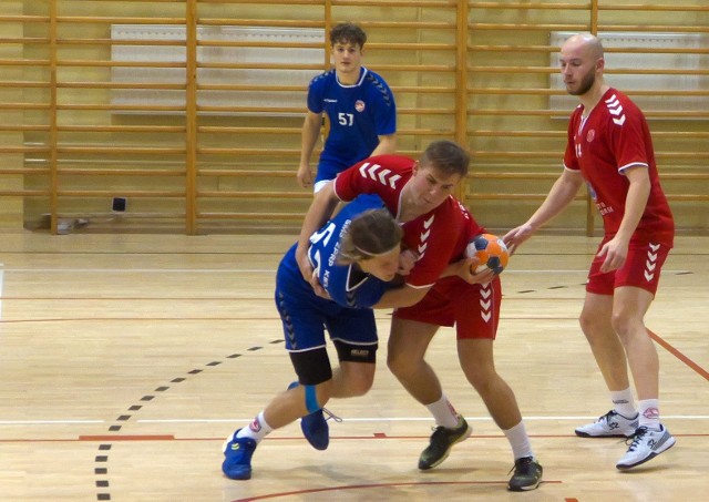 Orzeł (czerwone stroje) przegrał w Kielcach po rzutach karnych.