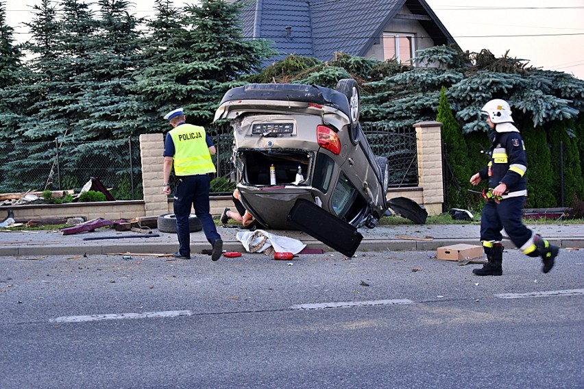 W Siedliskach samochód wypadł z drogi i dachował. Jedna osoba poszkodowana! [ZDJĘCIA]