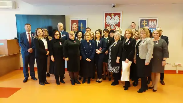 25 stycznia w Starostwie Powiatowym w Ostrowcu Świętokrzyskim zasłużonym pracownikom Powiatowego Urzędu Pracy wręczono medale za długoletnią służbę. Więcej na kolejnych zdjęciach