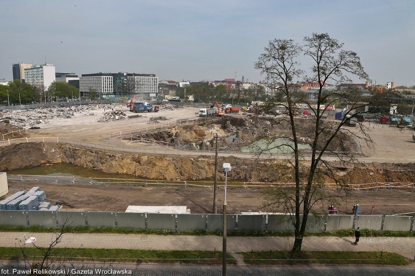 Wrocław: Po dworcu autobusowym została już tylko wielka dziura (ZDJĘCIA)
