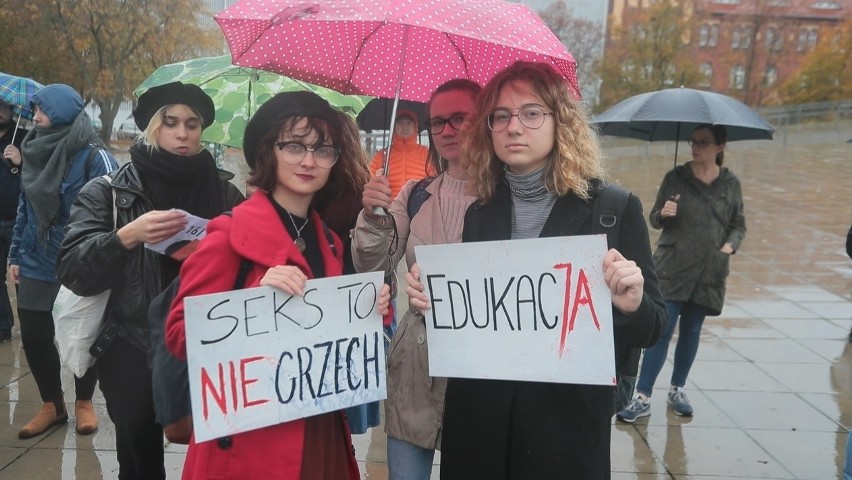 Prostest na placu Solidarności w Szczecinie. Manifestacja "Jesień średniowiecza". "Nie zgadzamy się na karanie więzieniem za edukację"