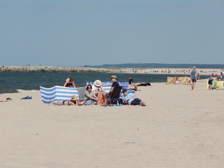 Długi weekend w Ustce. Tłumy turystów na usteckiej plaży i...