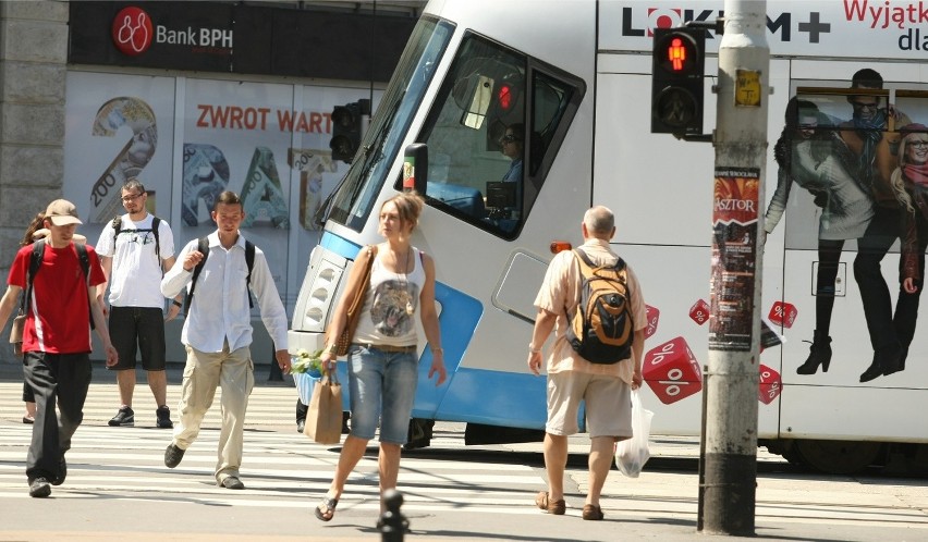 Piesi muszą uważać na przejściu dla pieszych na Kazimierza...