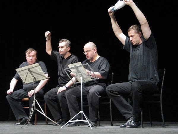 Aktorzy Tatru Korez w sztuce "kwartet dla  czterech aktorów". Od lewej: Bogdan Kalus,  Dariusz Stach, Mirosław Neinert i Piotr  Warszawski.