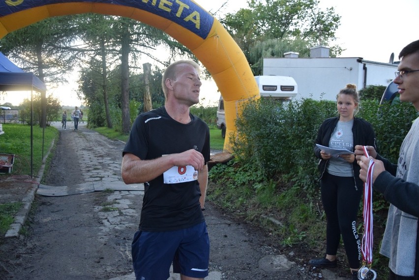 Biegli w pobiednickim półmaratonie, żeby pomóc zarobić na leczenie dla chorych osób [ZDJĘCIA]