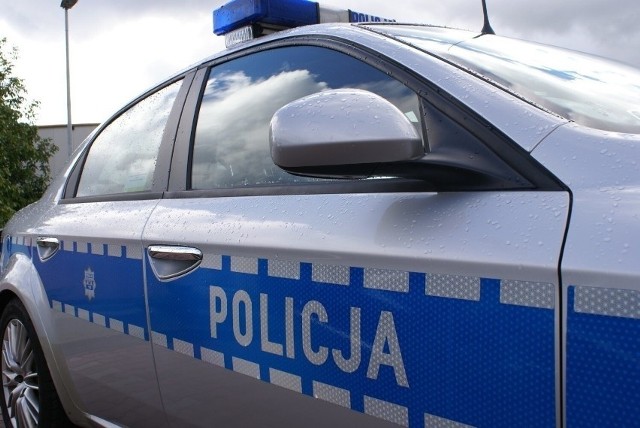 Tomaszowska policja poszukuje świadków ucieczki kierowcy BMW przed radiowozem na sygnałach.
