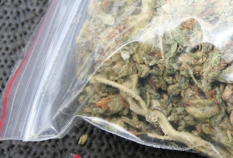 Narkotykowi dilerzy, marihuana i amfetamina w rękach policji (zdjęcia)
