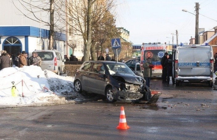 Wypadek dwóch pojazdów w Mońkach. Jeden po zderzeniu potrącił 17-latkę [FOTO]