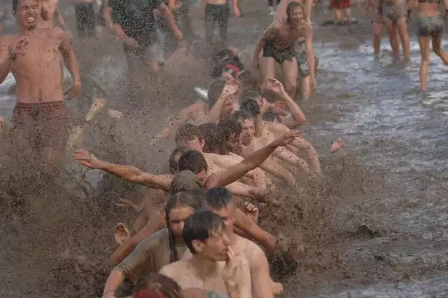 Szalone kąpiele w błocie na Przystanku Woodstock 2012.