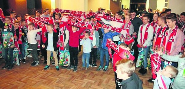 Na spotkaniu wigilijnym Pilicy Białobrzegi byli też najmłodsi zawodnicy klubu. Na gwiazdkę dostali gadżety w barwach Pilicy.