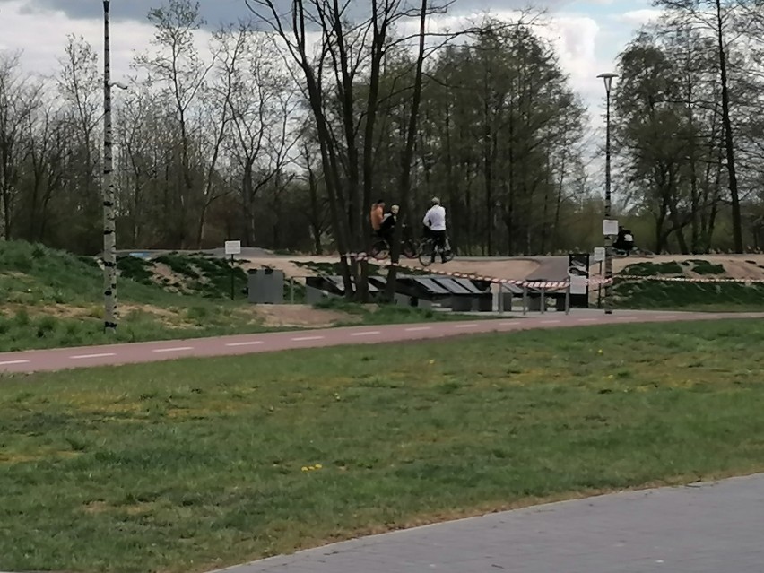 Pumptrack w Pabianicach owinięty taśmami, a rowerzyści i tak jeżdżą ZDJĘCIA