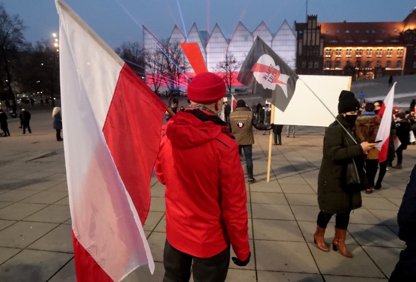 Plac Solidarności w Szczecinie. Spotkanie w 39. rocznicę wprowadzenia stanu wojennego - 13.12.2020