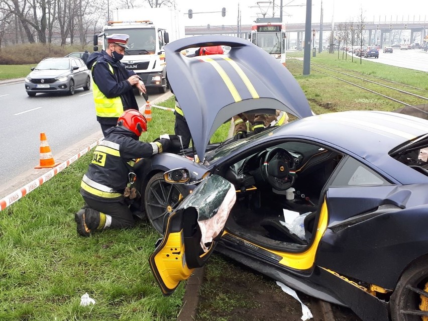 Rozbił ferrari warte ponad milion złotych na Mickiewicza. Wypadek w centrum Łodzi. Kierowca był pod wpływem alkoholu