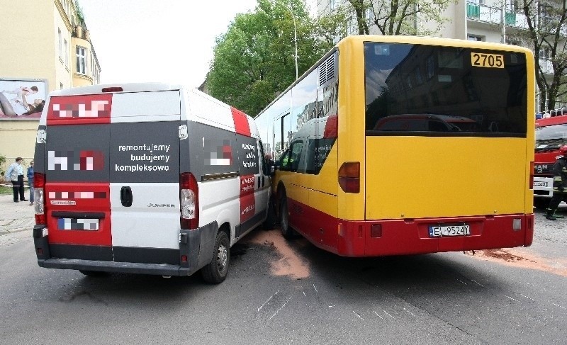 Wypadek z udziałem autobusu MPK. 14 osób rannych [ZDJĘCIA, FILM]