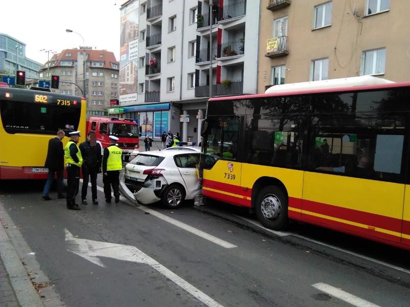 Karambol na Powstańców Śląskich. Autobus MPK staranował 9 aut. Są ranni (FILM, ZDJĘCIA)