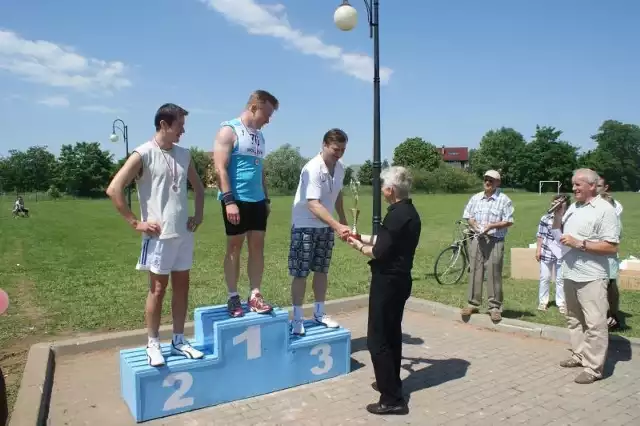 XI Bieg Uliczny o Puchar Burmistrza WołczynaMęźczyźni:dystans: 10 km, przedział wiekowy: 40 - 49 lat1. Krzysztof Szwed - WKB Meta Lubliniec - 37 min. 42 sek.   2. Ireneusz Kirkiewicz - Oława - 48 min. 01 sek.3. Remigiusz Wruk - Opole - 50 min. 43 sek.4. Adam Lupa - Namysłów - 50 min. 50 sek.5. Mariusz Rogowski - Mikowic - 51 min. 40 sek.6. Roman Modrzejewski - Kings OF Metal - +54 min. 01 sek.7. Zdzisław Niedoba - Wołczyn - 55 min. 08 sek.                                             8. Henryk Łowicki - Kluczbork - 56 min. 51 sek.9. Henryk Wójcik - Brzeg - 1 h. 05 min. 52 sek.przedział wiekowy: 50 - 59 lat.1. Wiktor Basiński - Rudnik - 41 min. 15 sek.                                               2. Marek Pastucha -  KROSS Krapkowice - 43 min. 48 sek.3.Mariusz Kieslich - Brylant Kórnik - 5 min. 30 sek.4.Wiesław Janeczek - LZS Trębaczew - 46 min. 24 sek.5. Wiesław Markiewicz - Antoniów - 47 min. 56 sek.6. Marek Foksa - Ostrzeszów - 47 min. 58 sek.7. Antoni Dądela - KB Krzepice - 52 min.18 sek.8. Jerzy Herbut - MKS Kluczbork - 53 min. 10 sek.                                              9. Joachim Gołnia - OSP Zakrzów - 53 min. 28 sek.10. Andrzej Gawłowski  - Klub Morsów Dobrodzień - 55 min. 07 sek.11.Krzysztof Koszula - Bielawa - 55 min. 25 sek.12. Ryszard Borowski - WGKS Odra Brzeg - 55 min. 47sek.13.Krzysztof Kieslih - Kluczbork - 56 min. 11 sek.14.Andrzej Sołtyński - Nadolice Wielkie - 56 min. 53 sek.15. Janusz Kędzia - MKS Kluczbork - 58 min. 57 sek.16. Kazimierz Żegadło - LKS Krzywiczyny - 1h. 00 min. 25 sek.17. Andrzej Spadło - Młowicice - 1h. 00 min. 28 sek.