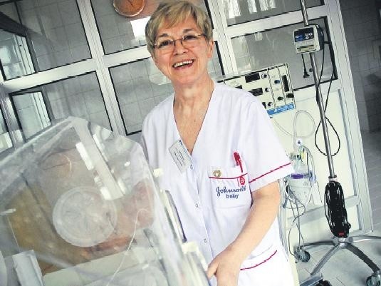 Teresa Gaus w swoim miejscu pracy. Na zdjęciu obok cieplarki (inkubatora). W tle respirator oscylacyjny, który utrzymuje w rozprężeniu pęcherzyki płucne i zapobiega ich zapadaniu się.
