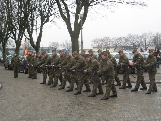 Dla uczczenia poległych salwę honorową oddali żołnierze 2. dywizjonu ogniowego 61. skwierzyńskiego pułku.