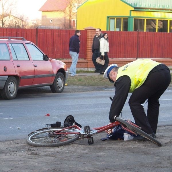 Na miejscu wypadku zjawili się policja. Mundurowi wyjaśniają okoliczności wypadku.