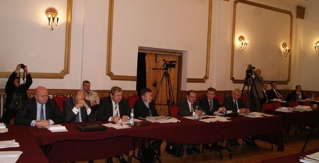 Głosowanie za odwołaniem radnego Tomasza Lenarda (drugi od lewej). Za odwołaniem był między innymi Włodzimierz Trybuła.(czwarty od lewej)  