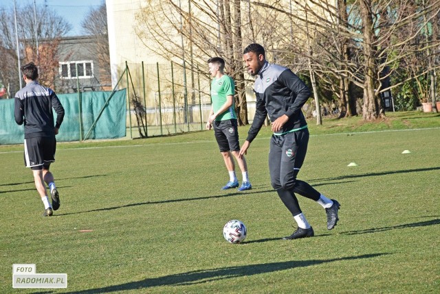 Dante Leverock i Maciej  Świdzikowski kandydaci do gry na środku obrony Radomiaka Radom.