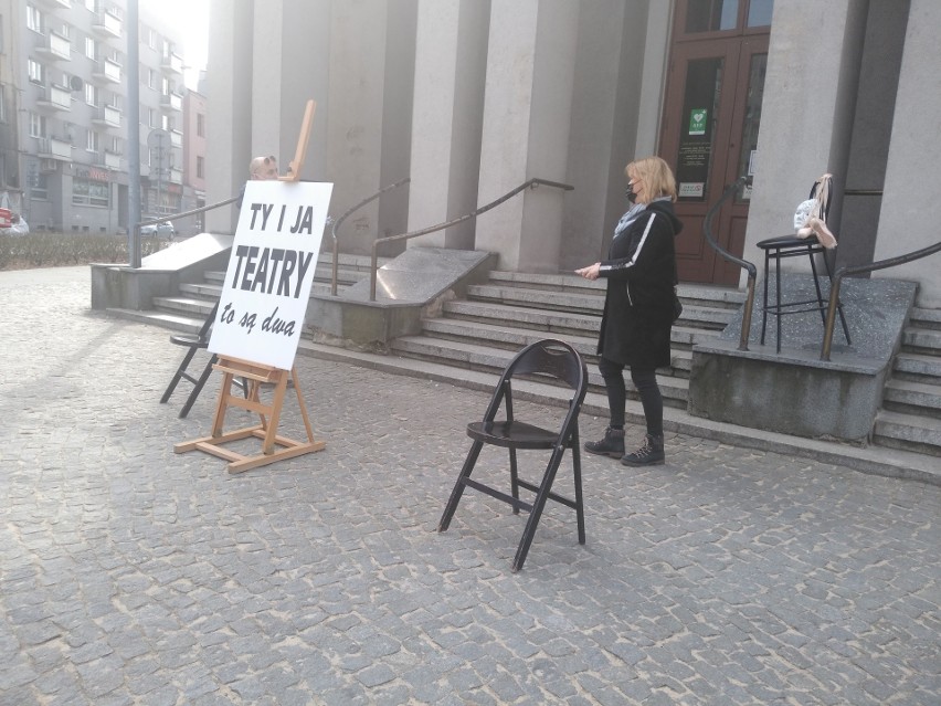 Happening przed Teatrem im. A. Mickiewicza w Częstochowie,...