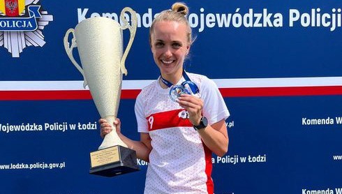 Policjantka z Kartuz wraz z koleżankami z drużyny polskiej policji wywalczyła zwycięstwo podczas Mundialu Uniejów 2023.